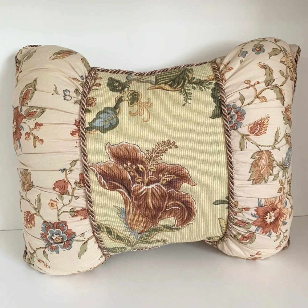 Floral cushion rope trim